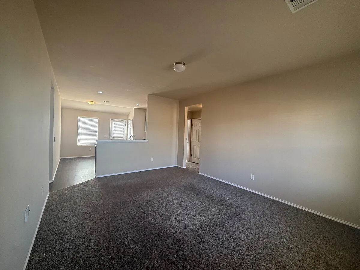 3 bed, 2.0 bath, 1206 sqft, $1,400 — Photo 2
