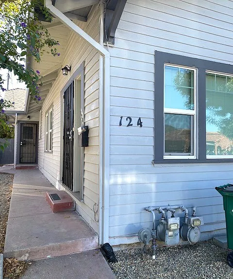 120-124 E Wyandotte St — Photo 1