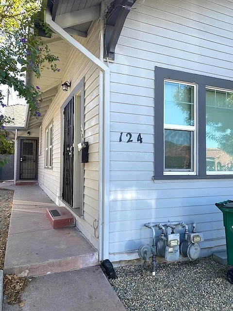120-124 E Wyandotte St