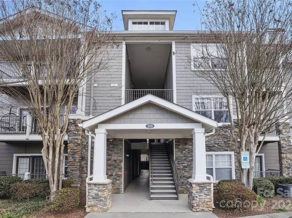 300 Vista Lake Dr APT 207, Candler, NC 28715