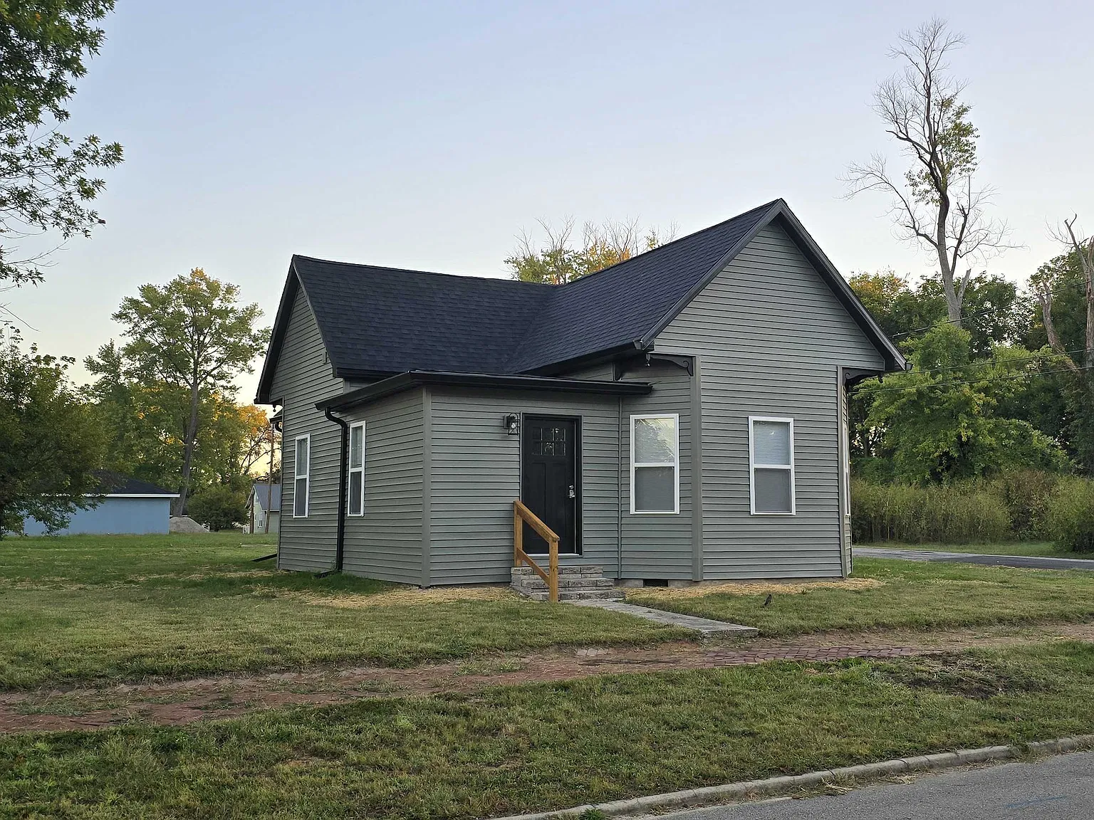 3 bed, 1250 sqft, $1,700 — Photo 2