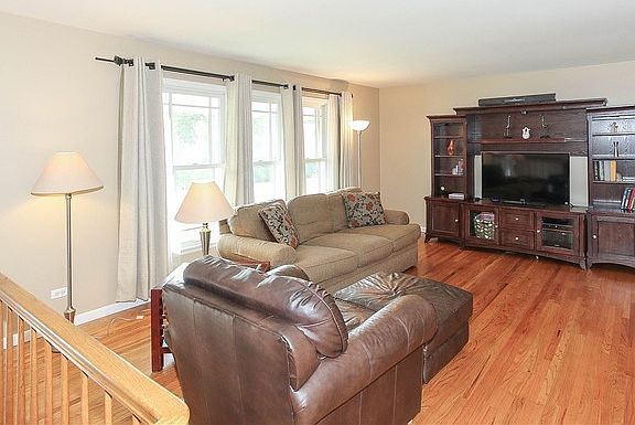 3rd image of 562 N Robinson Dr
