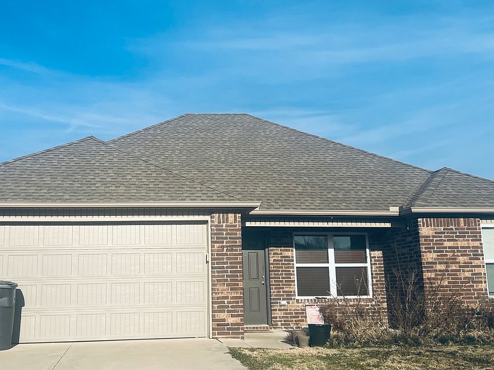 2nd image of 976 Macy Ln