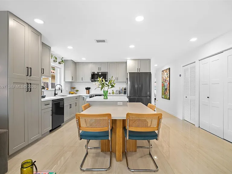 2231 SW 63rd Ave — Photo 4