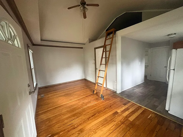 525 Stratford Rd — Photo 3