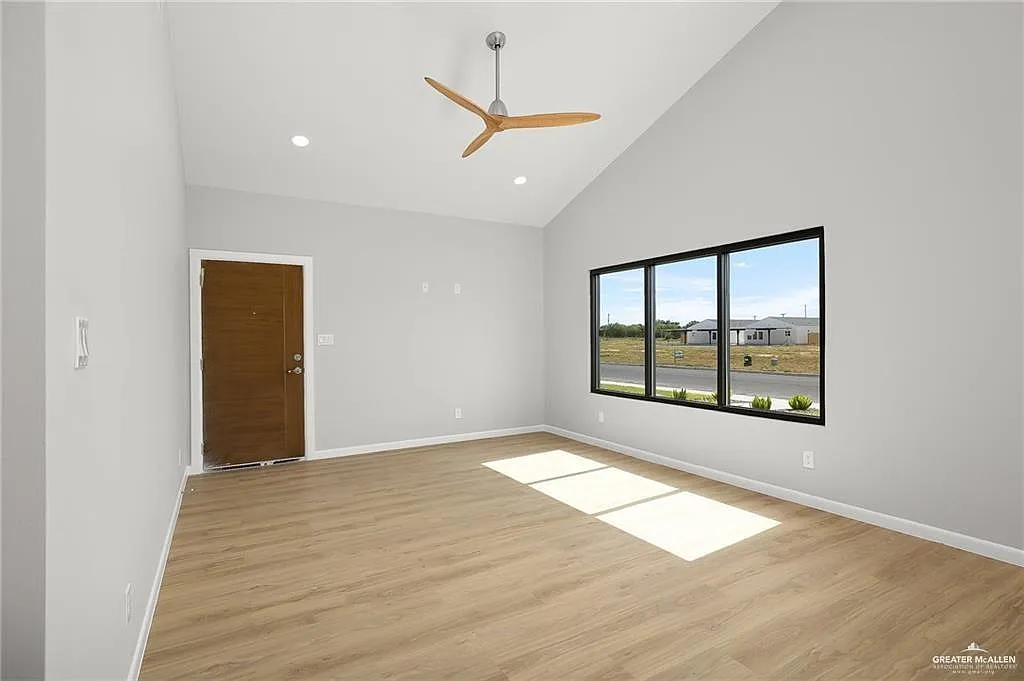 3 bed, 2.0 bath, 1209 sqft, $1,350 — Photo 4