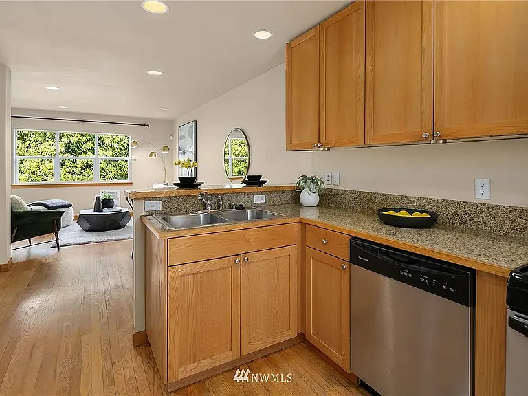 116 N 104th St #B — Photo 8