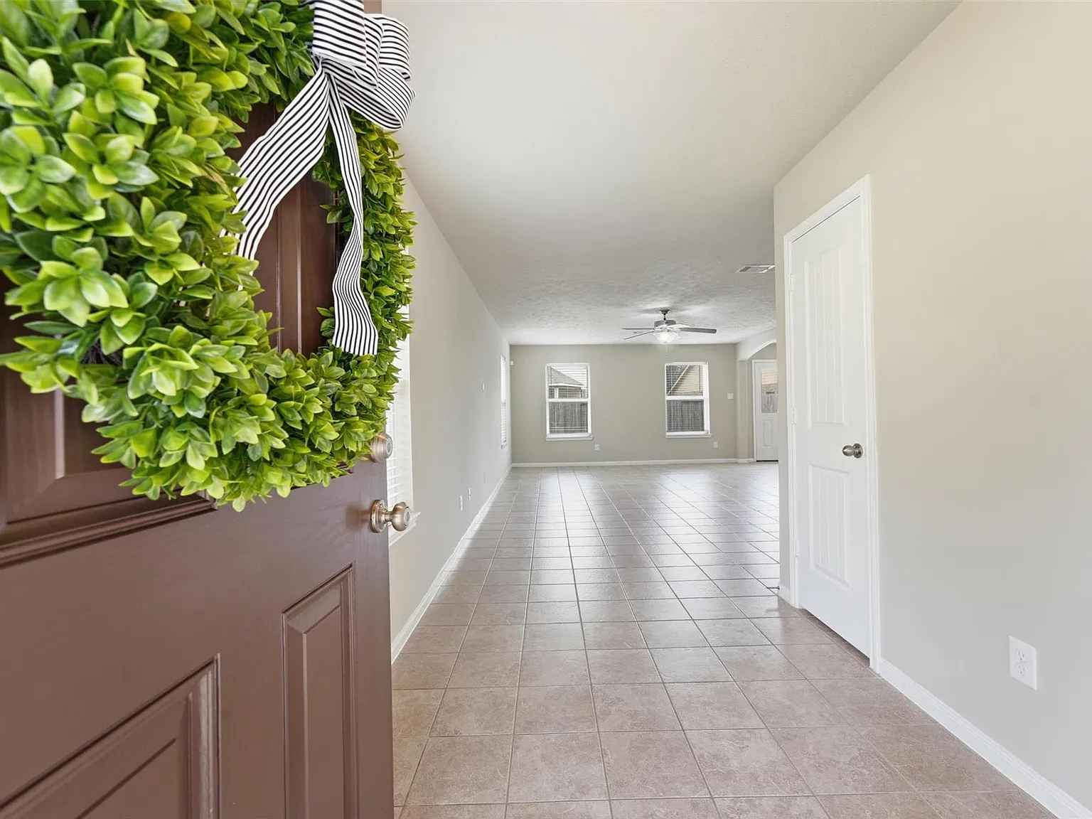 4 bed, 2.5 bath, 2360 sqft, $2,400 — Photo 3