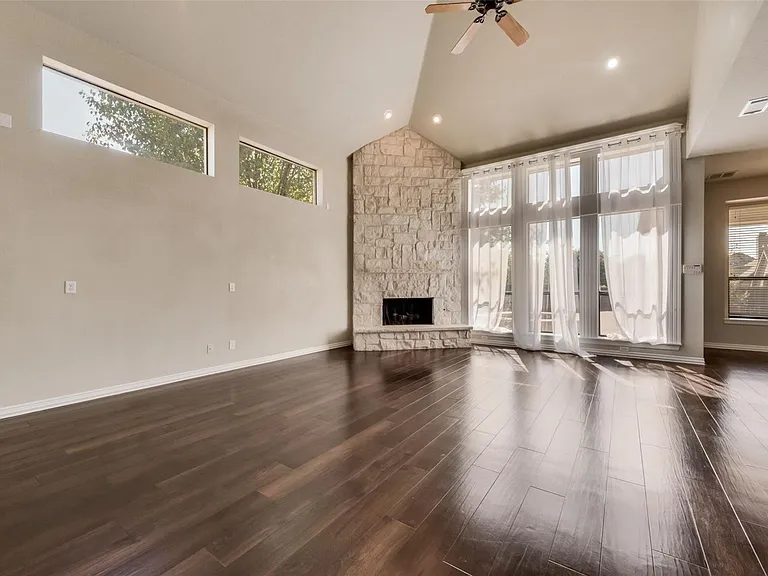 1433 Montgomery Ln — Photo 5