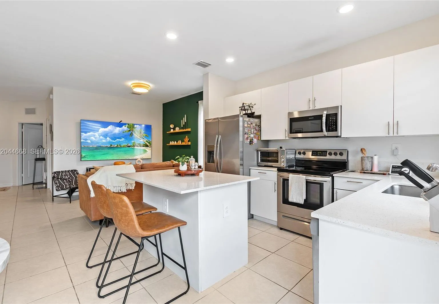 3 bed, 3.0 bath, $2,600 — Photo 3