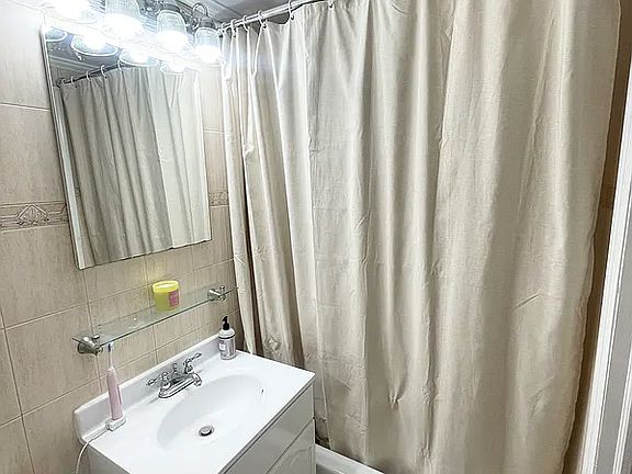 5th image of 248 W 20th St APT 2W