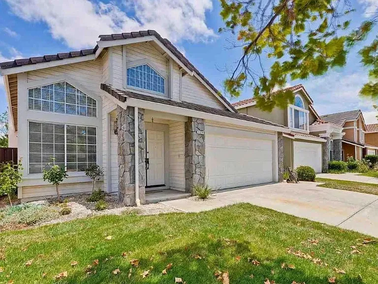 31224 Lamprey Dr — Photo 1