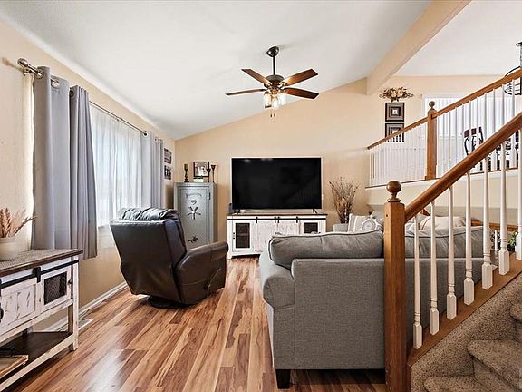 4th image of 303 E Larchmont Dr