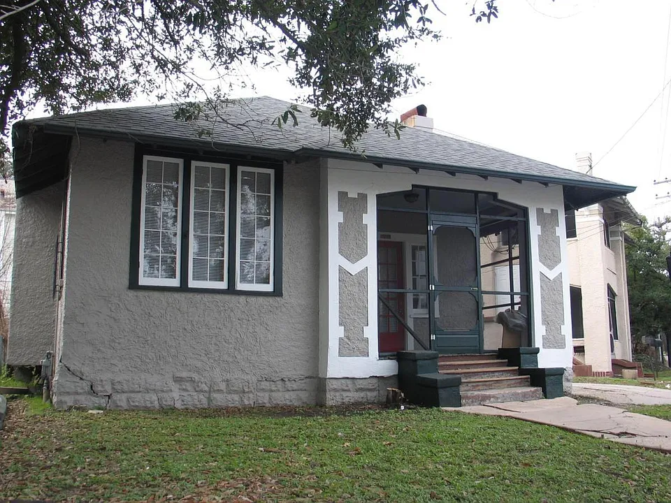6102 S Claiborne Ave