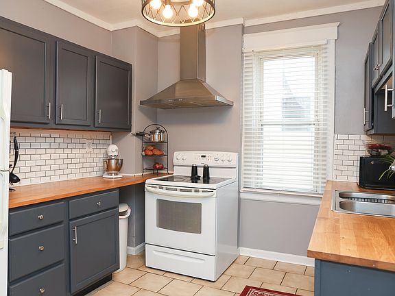 4th image of 2011 Howell St