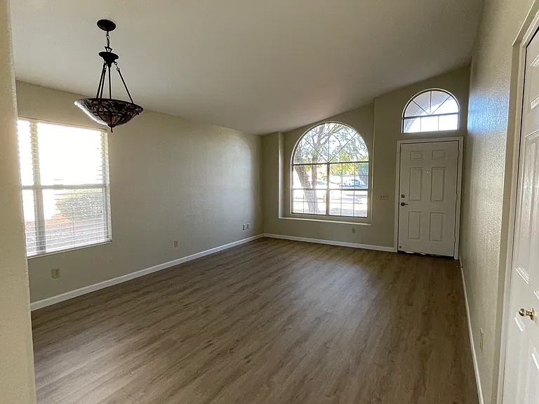 742 N Slate St — Photo 3