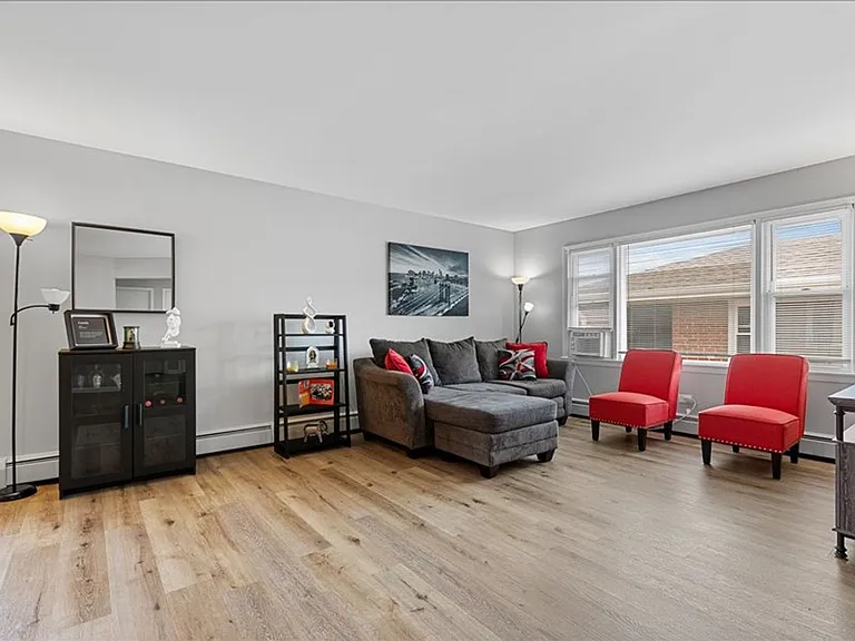 Renovated apartment with pool and parking — Photo 19