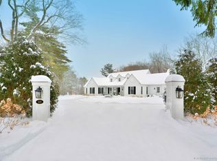 525 Cambridge Ln, Lake Bluff, IL 60044