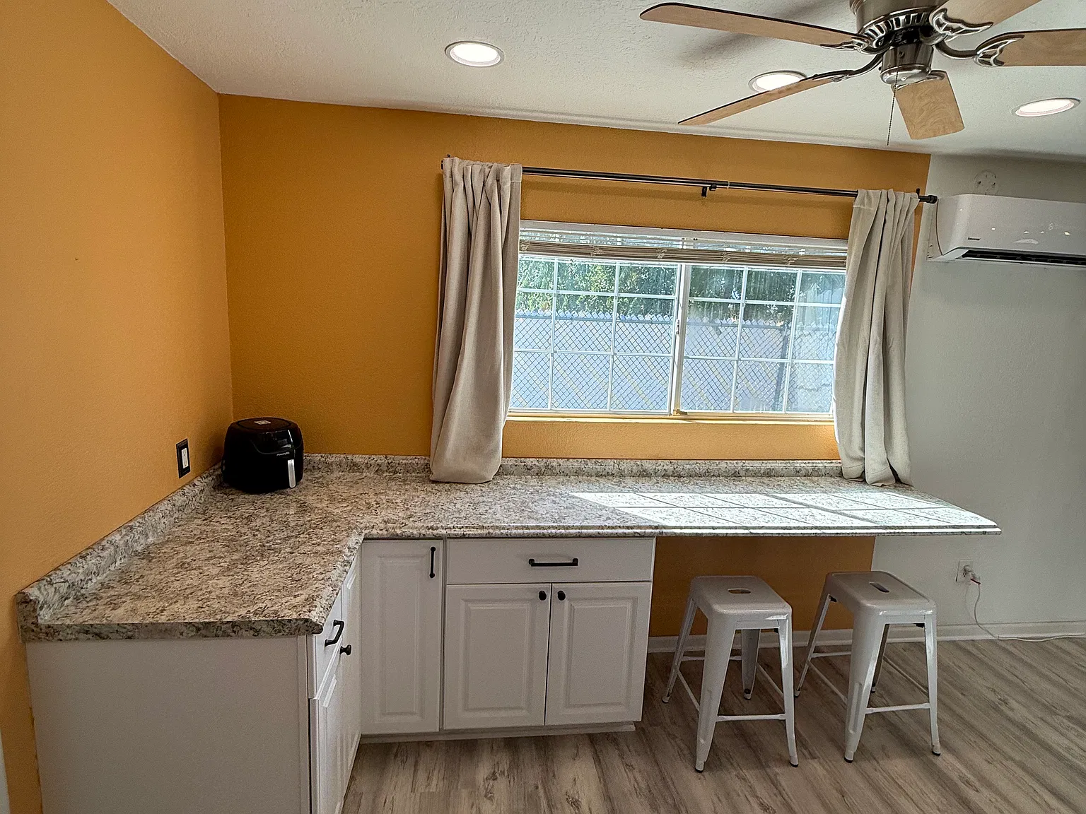 4 bed, 2.5 bath, 1849 sqft, $2,370 — Photo 4