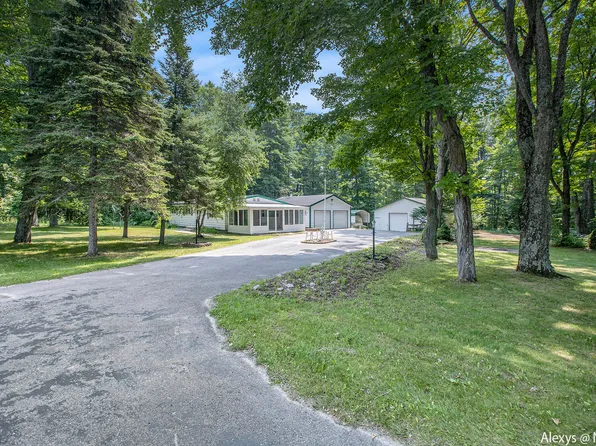 8500 E Horn Rd, Lake Leelanau, MI 49653