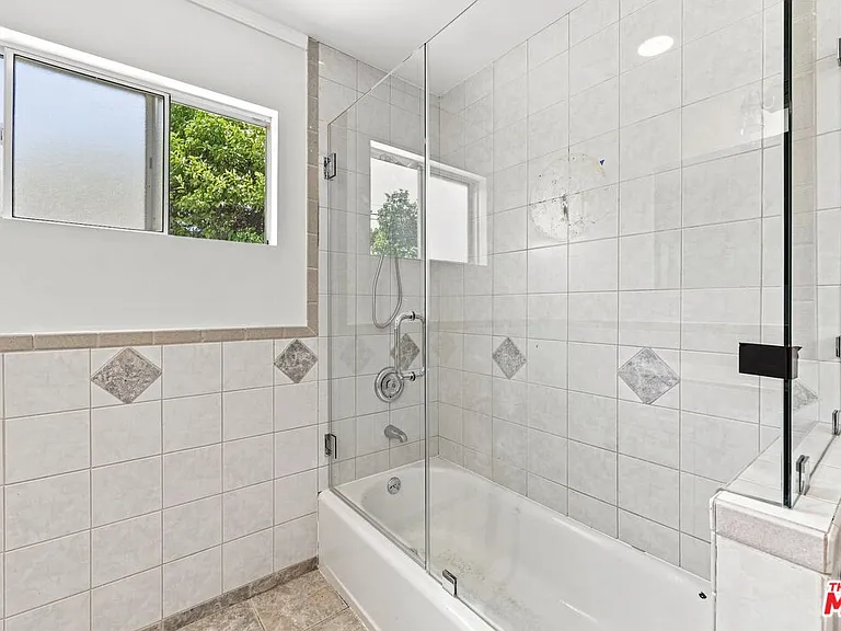 15920 Gledhill St — Photo 46
