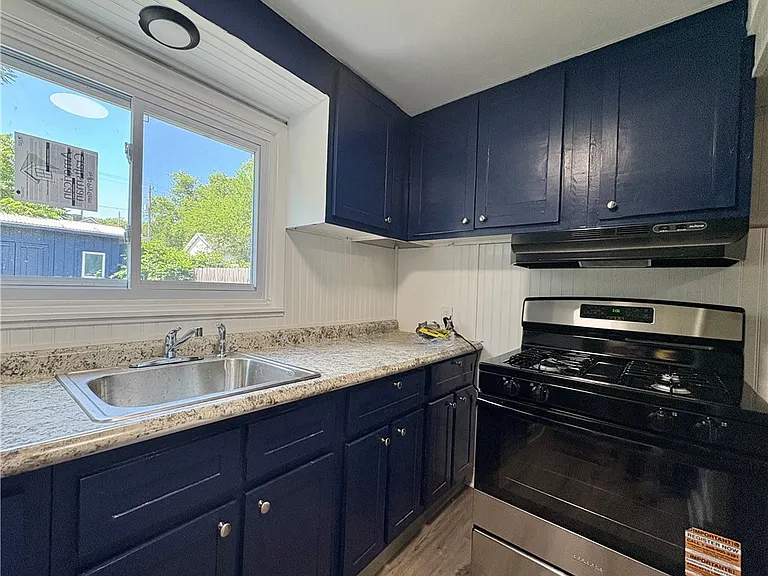 594 E Madison St — Photo 10