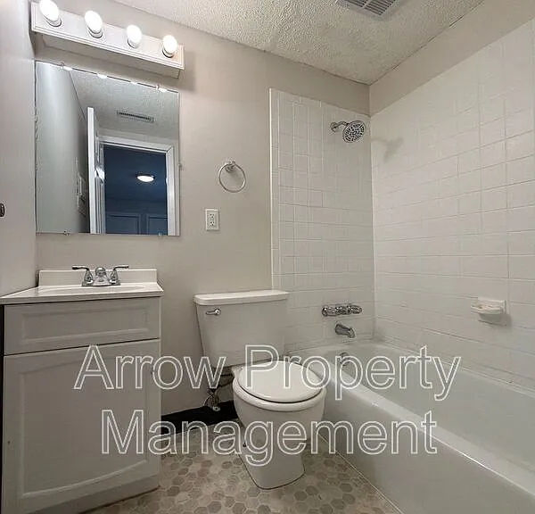 1111 E St #7 — Photo 4