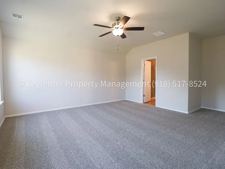 4500 W Winston St — Photo 23