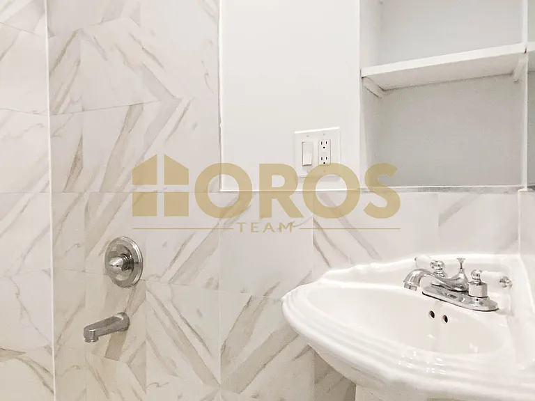 213 E 10th St #16 — Photo 8