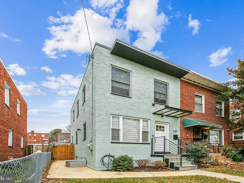 739 Kennedy St NE