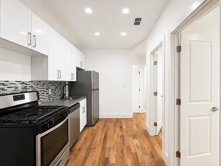 645 Vermont St #2R — Photo 3