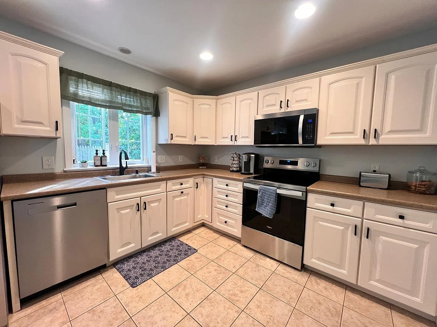 Fully Furnished | Spacious 2-Bedroom End-Unit Townhouse | Walk-In Closet | Private Outdoor Space — Photo 2
