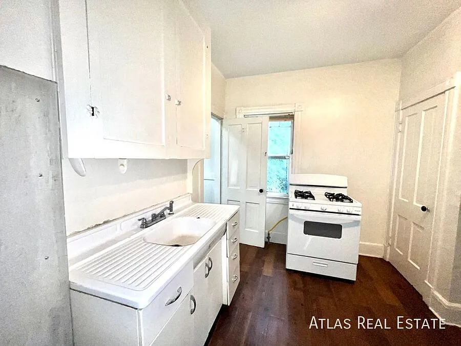 604 N Weber St — Photo 4