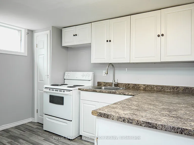 21 Pepper Ave — Photo 6