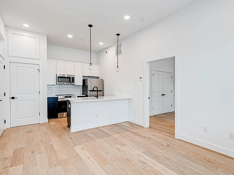 3308 E Marshall St — Photo 15