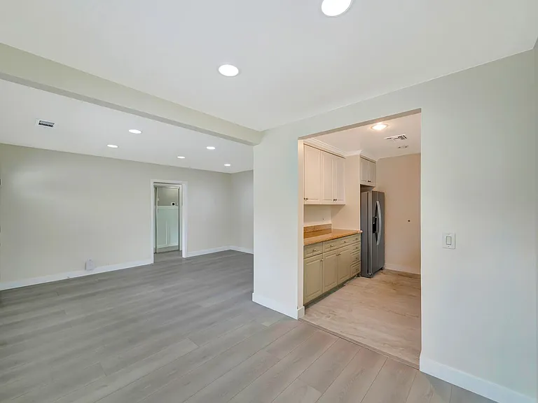10951 Whitegate Ave — Photo 14