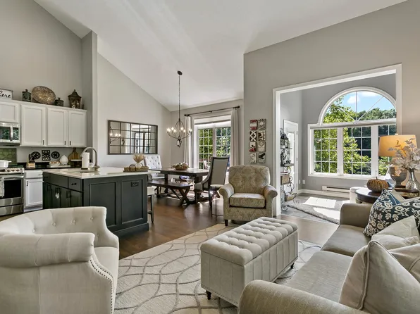 1949 Andrew Ct, Chanhassen, MN 55317