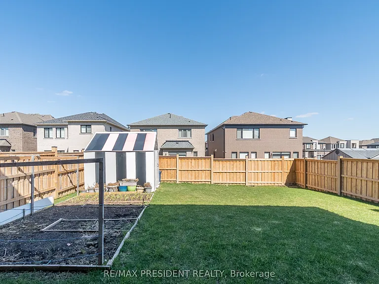 142 Prince Charles Cres — Photo 32