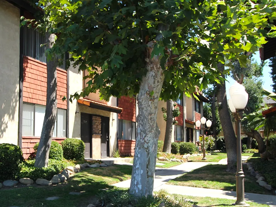 1702-1716 E G St
