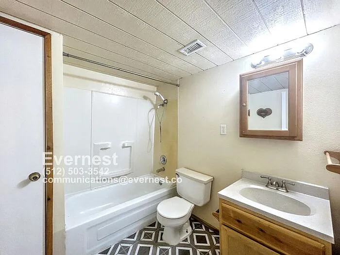 801 W Navarro St #A — Photo 9
