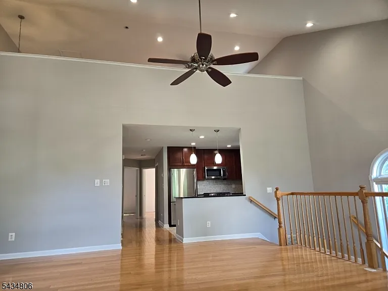 313 Winthrop Dr — Photo 3