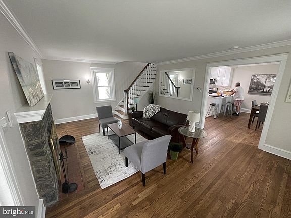 3rd image of 2419 Hollis Rd