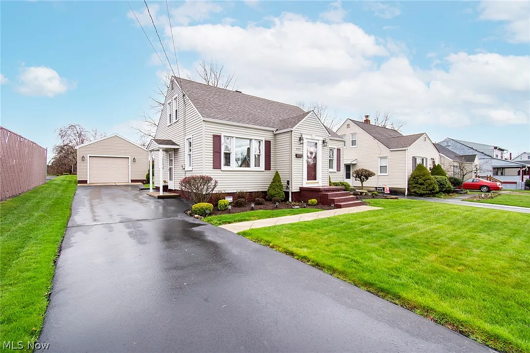 2051 Everett Ave photo 1