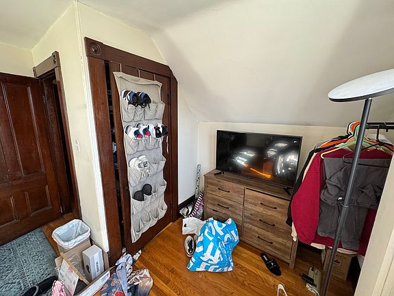 3rd image of 211 Holland St #5