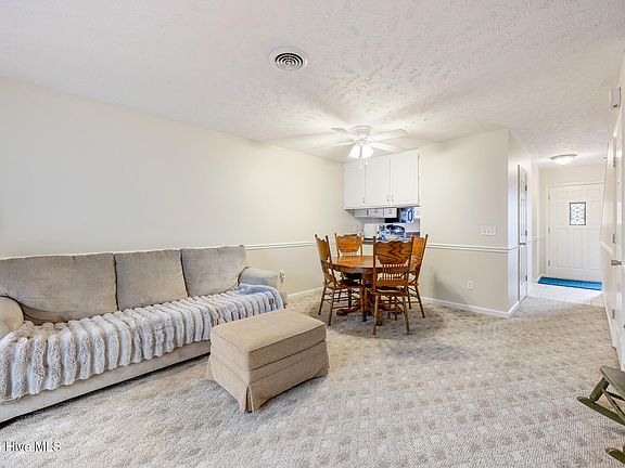 3rd image of 940 Linden Road Unit 3