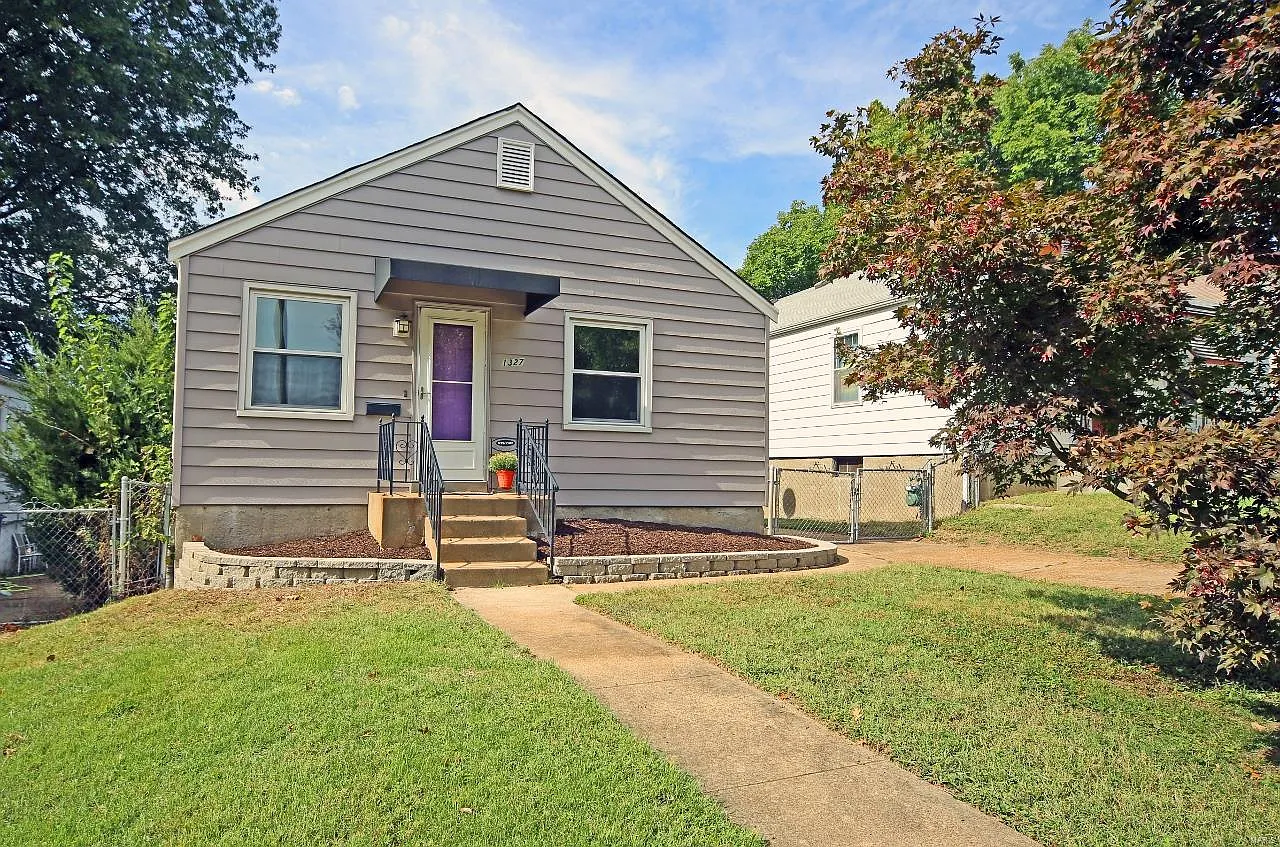 1327 Fairmount Ct photo 1