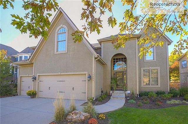 Carriage Style Garage Doors & Pro Landscaping make this a 10!