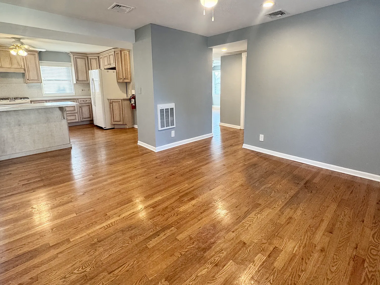 4 bed, 1600 sqft, $4,000 — Photo 3