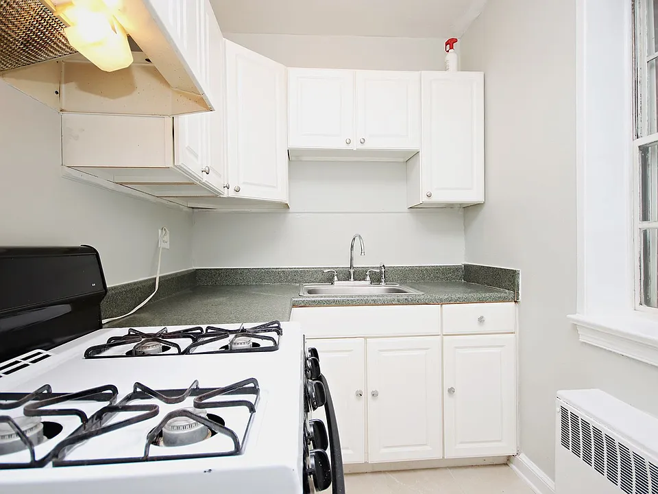32 University Cir #206