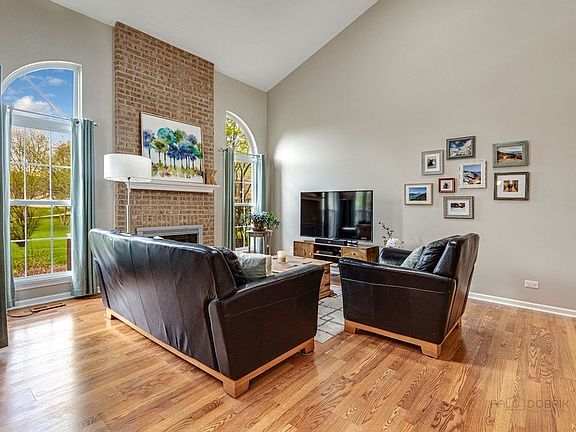 3rd image of 633 Clover Hill Ln
